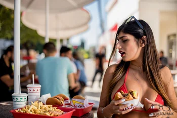 In-N-Out: Show Me Your Buns 🍔 – high-quality photo 9