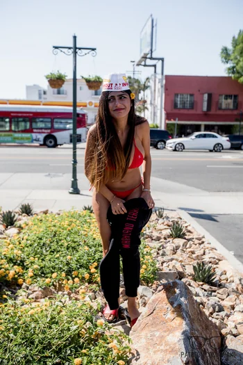 In-N-Out: Show Me Your Buns 🍔 - 6