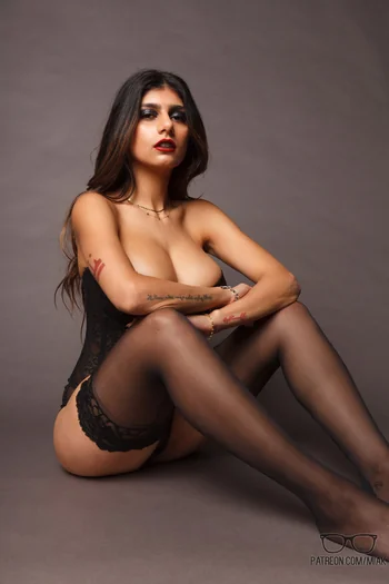 Mia Khalifa Black and White 🖤 高品質照片 — 圖片6
