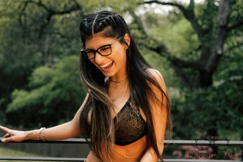 Mia Khalifa Balcony Views 🌆 高品質照片 — 圖片4