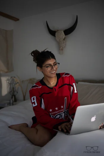 Mia Khalifa Monday Morning 🌞 高品質照片 — 圖片3
