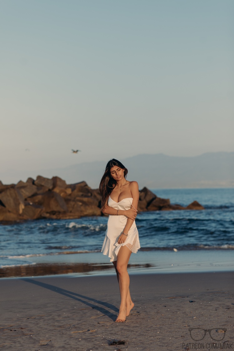 Mia Khalifa foto de alta qualidade de Dias de praia 🏖️ - imagem 2