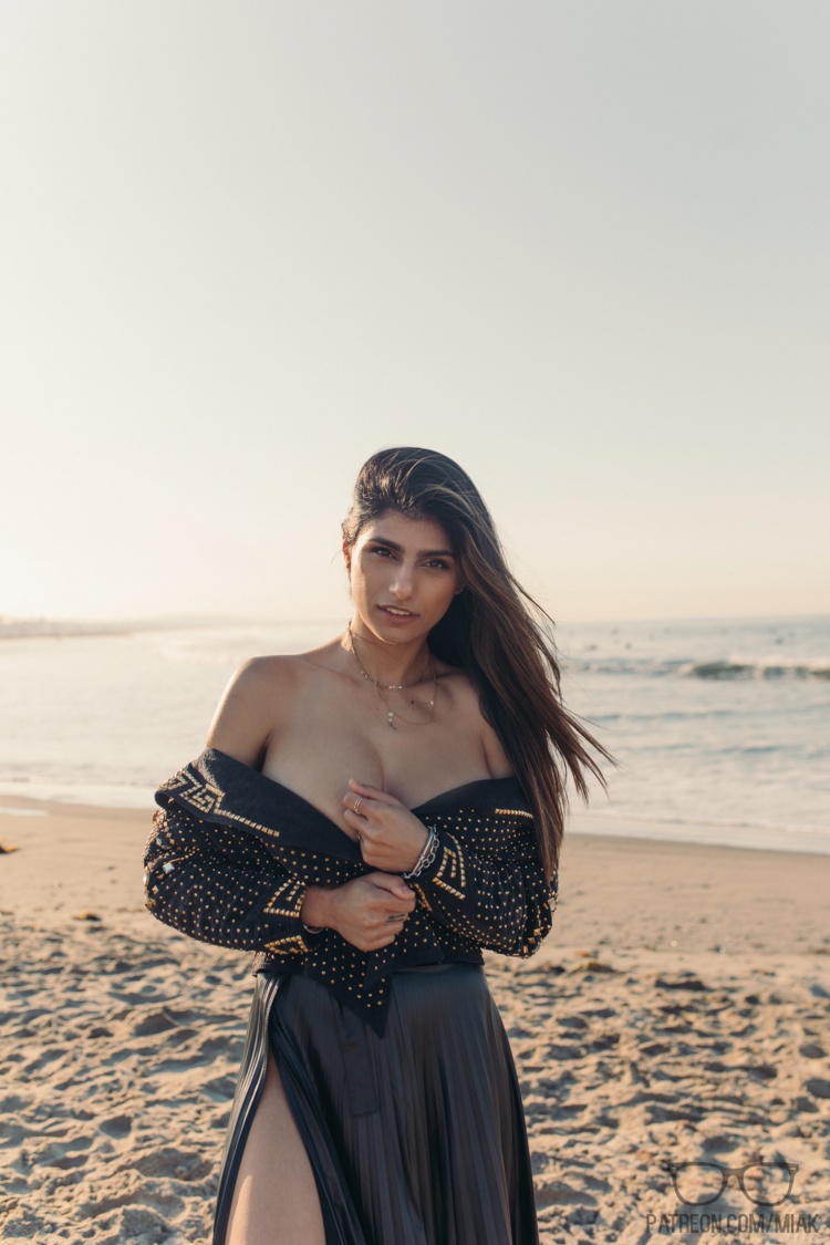 Mia Khalifa foto de alta qualidade de Dias de praia 🏖️ - imagem 4