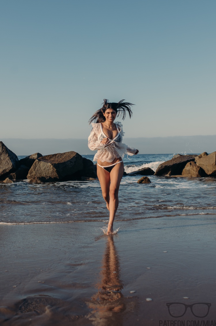 Mia Khalifa foto de alta qualidade de Dias de praia 🏖️ - imagem 5